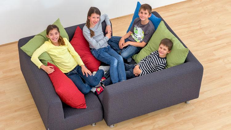 Kinder sitzen in Sitzecke