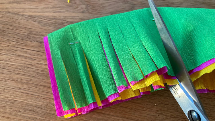 Krepppapier einschneiden