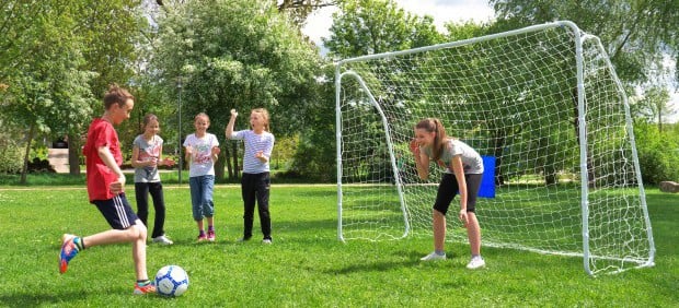 Kinder spielen Fußball