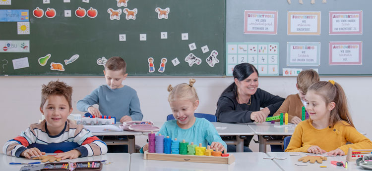Kinder im Klassenzimmer