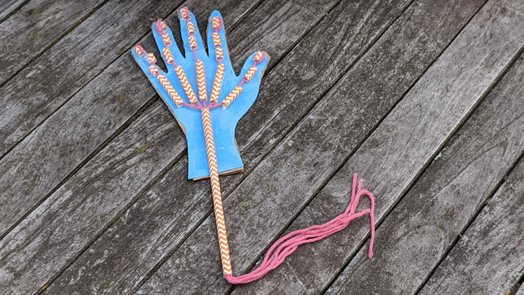 Funktionsmodell der menschlichen Hand aus Pappe und Strohhalmen gebastelt.