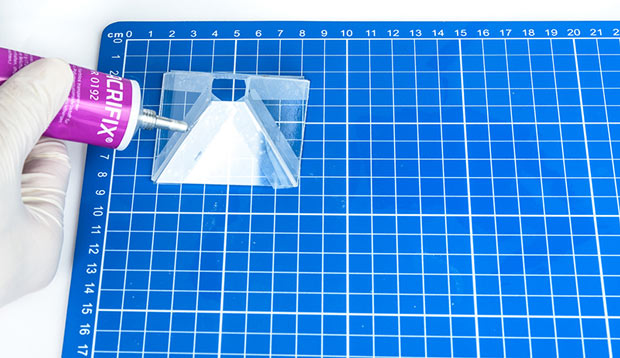 DIY-Hologramm - Plexiglasteile werden verklebt