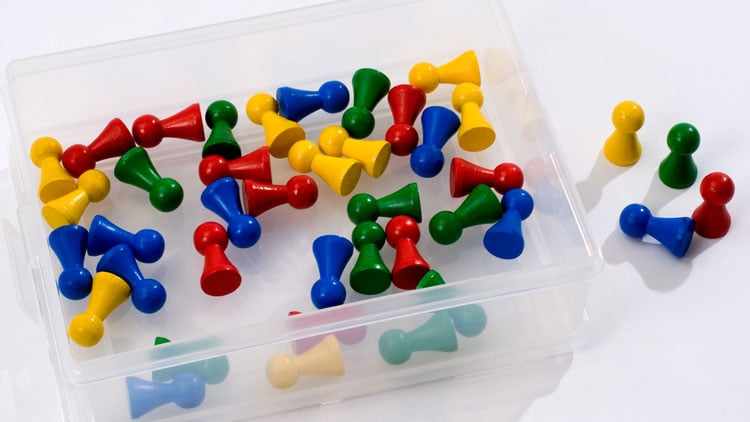 Spielfiguren in Aufbewahrungsbox