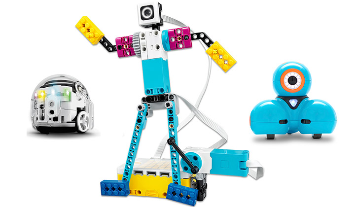 Verschiedene Lernroboter vor weißem Hintergrund
