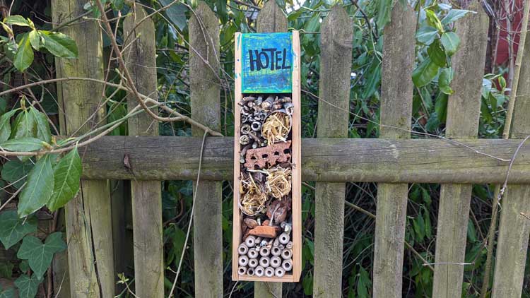 Im Frühling bietet es sich an, ein Insektenhotel aus Naturmaterial zu basteln - Artenschutz im eigenen Garten.