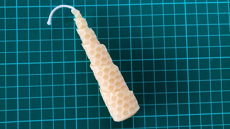 Aus zwei Bienenwachsplatten entsteht durch versetztes Wickeln eine Wendelkerze.