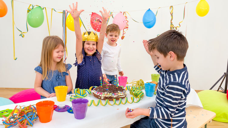 Kinder am Geburtstagstisch