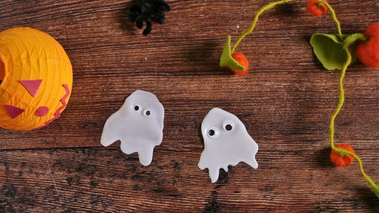 Aus Bastelkleber und Wackelaugen entstehen kleine Deko-Geister.