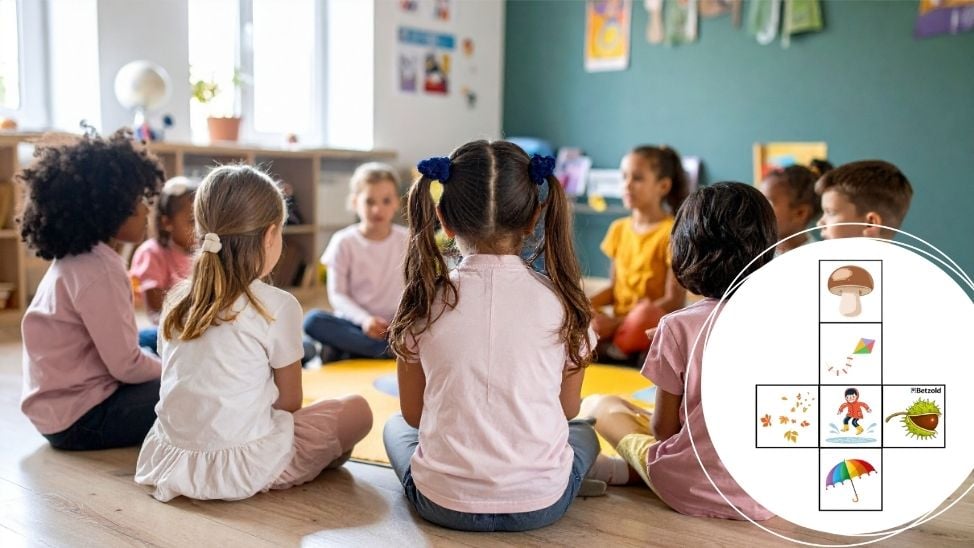 Kinder sitzen in einem Klassenzimmer im Kreis