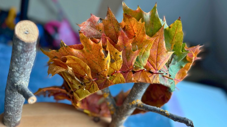 Eine gebastelte Krone aus Herbstlaub