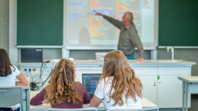 Lehrer arbeitet mit interaktiver Tafel