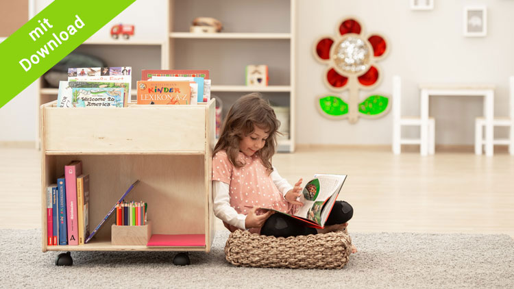 Kind sitzt neben dem Buch-Mobil aus dem Betzold Online-Shop und liest ein Buch.