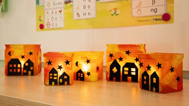 Lichterstadt mit orange Transparentpapier beklebten Windlichter mit Stadtmotiv