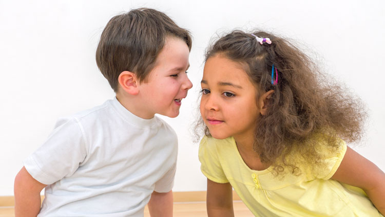 Kinder spielen Stille Post