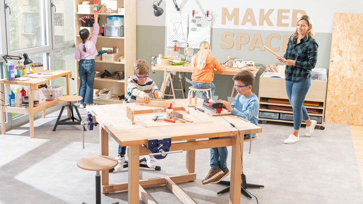 Kinder arbeiten mit Holz in einem Makerspace