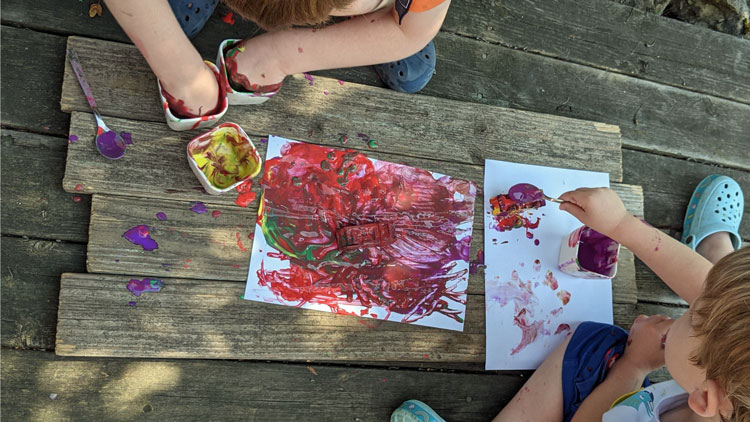 Mit Farbe matschen und experimentieren fördert die Kreativität.