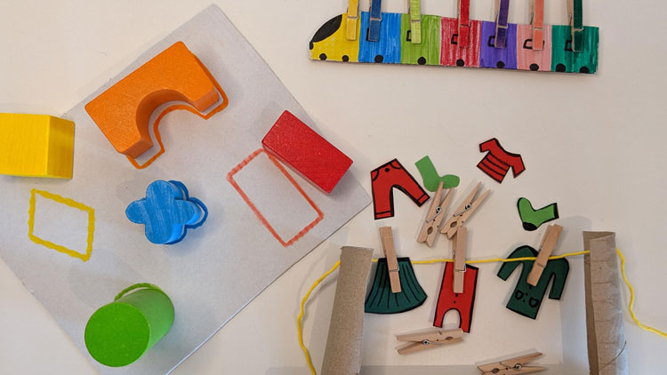 Selbstgestaltetes Sinnesmaterial nach Maria Montessori.