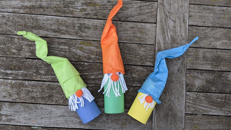 Weihnachtswichtel aus Papprollen, beklebt mit Papier aus dem Betzold Online-Shop.