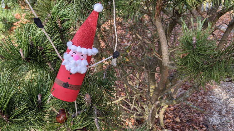 Nikolaus-Marionette aus einer Papprolle gebastelt.