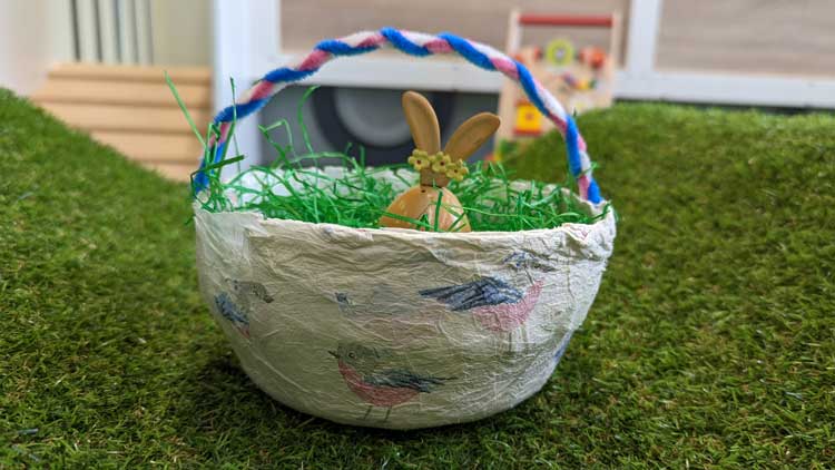 Ein einfacher Osterkorb aus Pappmaschee gehört zu den schönsten Bastelideen für Ostern.