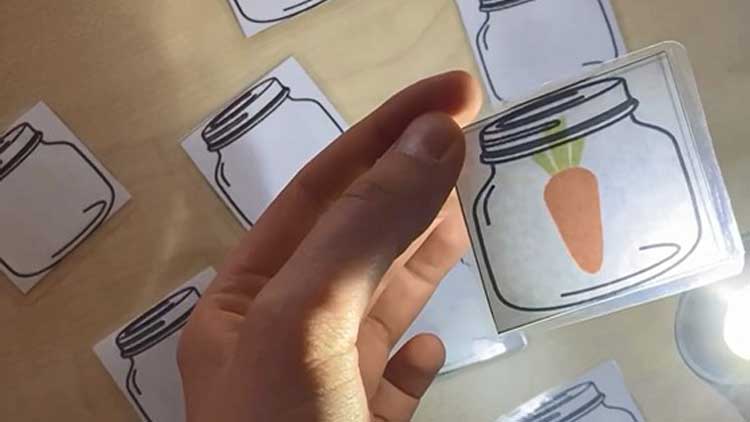 Auch für Ostern können die Geschichten im Glas einfach ausgedruckt werden, mit einer Taschenlampe und dem Download von Betzold entstehen erstaunliche Lichtspiele.