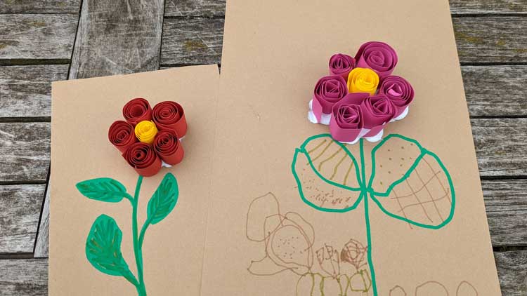 Papierstreifen zu einer Spirale aufwickeln und mit Bastelkleber auf ein Blatt Papier aufkleben, fertig ist die Blüte aus  Papierstreifen.