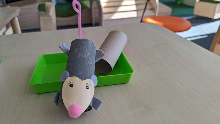 Ein Opossum aus einer Papprolle und Fingerfarbe gebastelt.