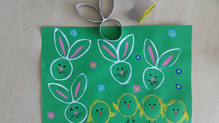 Schnelle Stempel aus Papprollen für Hasen und Küken als Grußkarte.