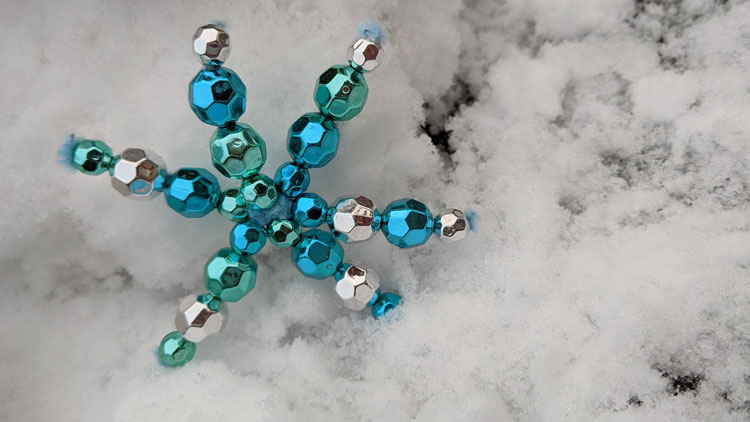 Schneeflocke aus Pfeifenputzern und Facettenperlen aus dem Betzold Online-Shop gebastelt.