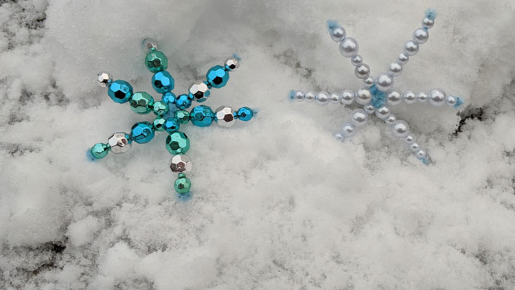 Schneeflocken aus Pfeifenputzern und Metallic-Perlen von betzold.de gebastelt.