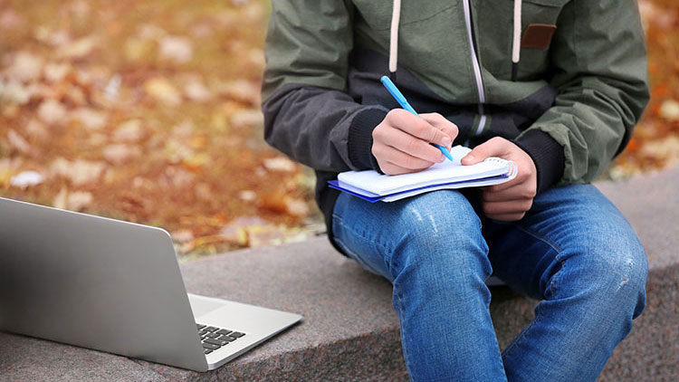 Schüler schreibt etwas ab