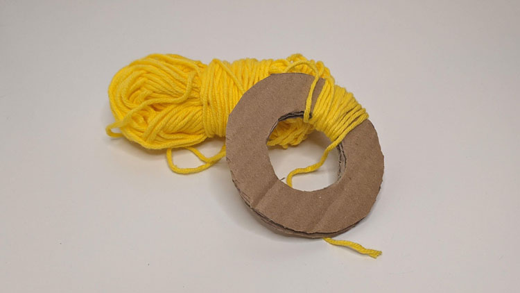 Pappringe mit Wolle aus dem Betzold Online-Shop umwickelt.