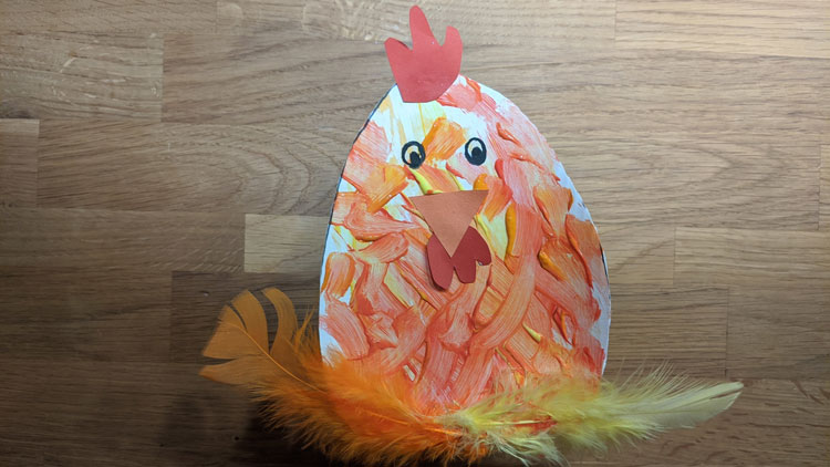 Huhn aus Pappe gebastelt