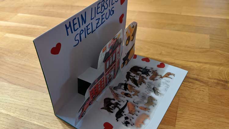 Seitliche Aufnahme von Pop-up-Karte für Portfolio im Kindergarten
