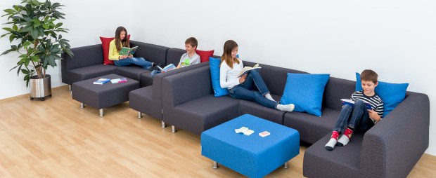 Schüler liegen auf Rückzugsraummöbeln