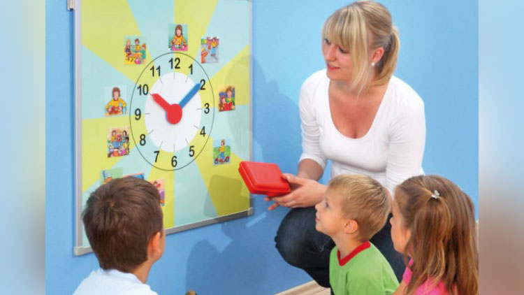 Kinder lernen die Uhr zu lesen