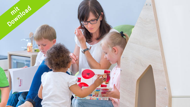 Erzieherin liest Kindern vor