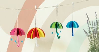 Regenschirme Vier bunte Regenschirme hängen an einer aufgespannten Leine