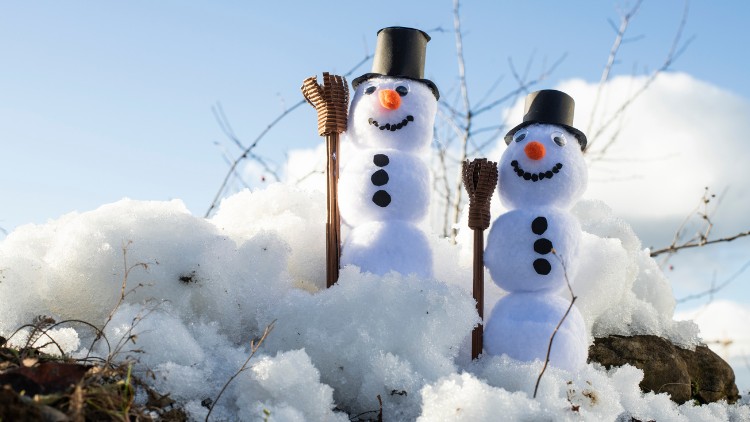 Aus weichen Polyester-Pompons entstehen putzige Schneemänner.