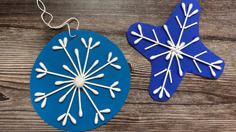 Schneeflocken aus Tonpapier und Wattestäbchen mit Papierstiel - eine schnelle Bastelidee für den Winter.