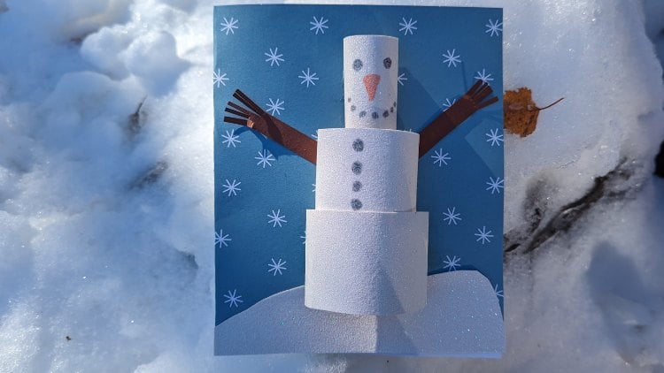 Winterliche Grußkarte mit einem Schneemann aus Glitzer-Tonpapier.
