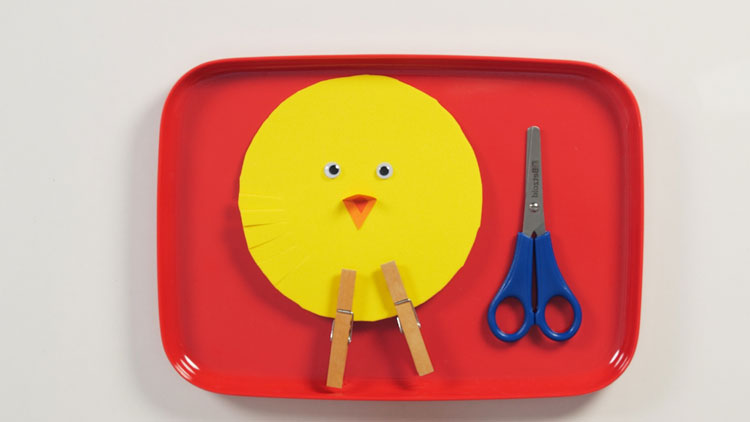 Schneideübung für Kleinkinder, gebastelt mit Moosgummi aus dem Betzold Online-Shop.