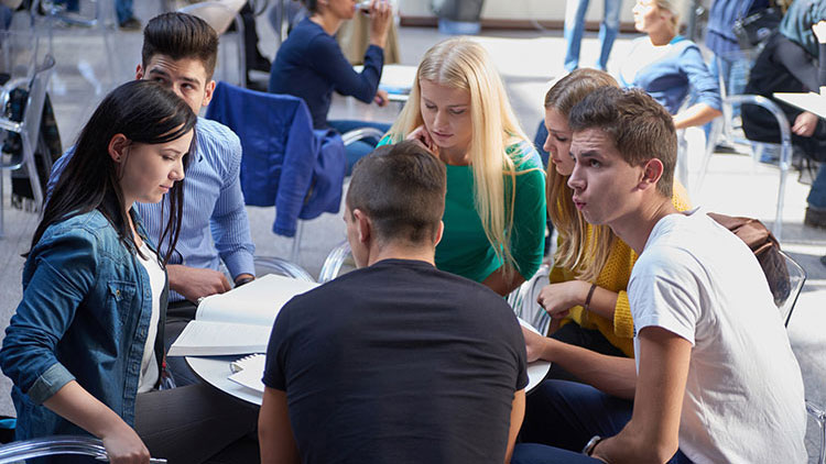 Schüler tauschen sich aus