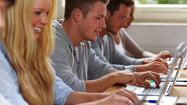 Schüler schreiben Arbeit
