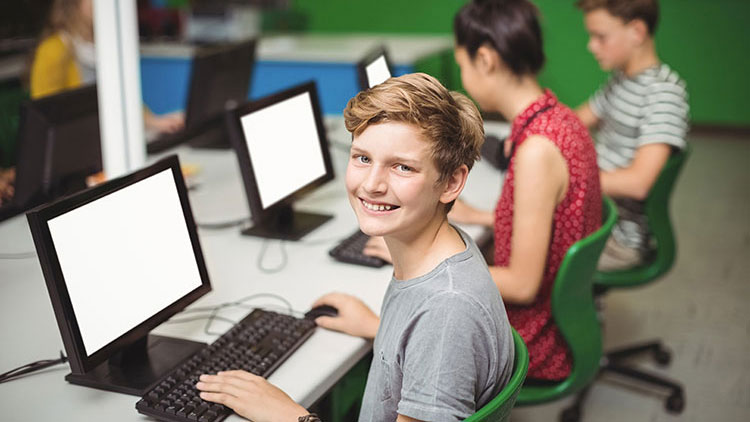 Schüler an Laptops