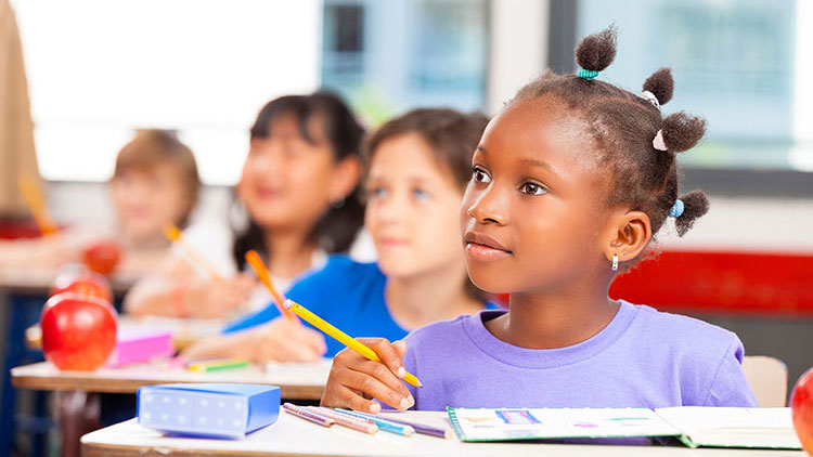 Kinder lernen aufmerksam