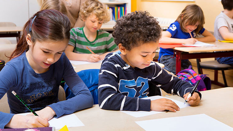 Grundschüler schreiben