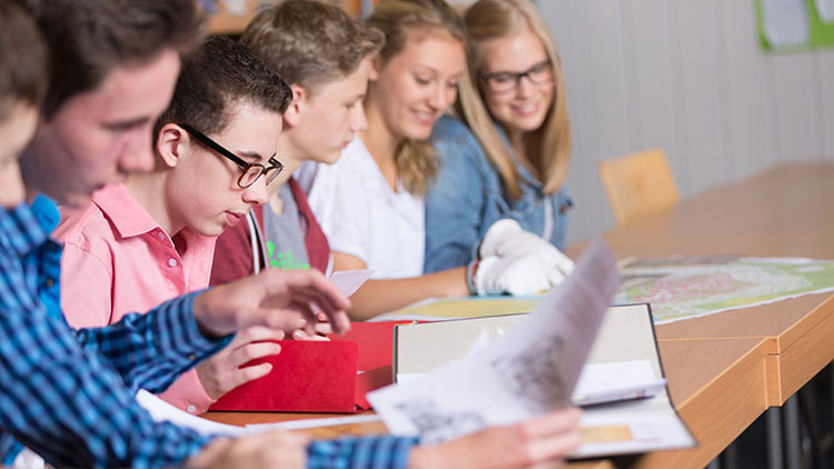 Schüler sitzen in Sitzreihe