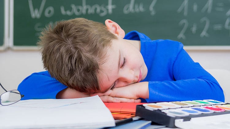 Schüler schläft in Schule