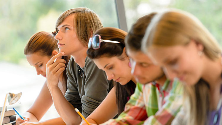 Schüler schreiben Klassenarbeiten